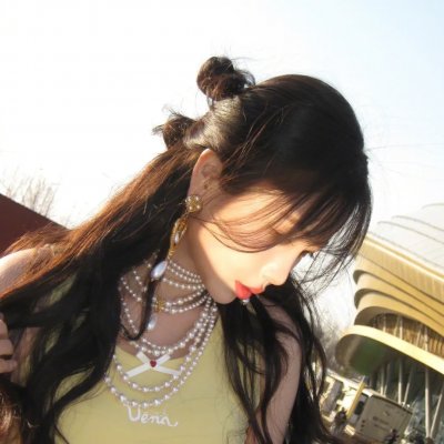 坐推土机的少女